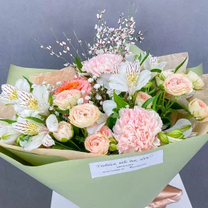 Влюбленность в лето - букет из роз и альстромерий Влюбленность в лето - букет из роз и альстромерий